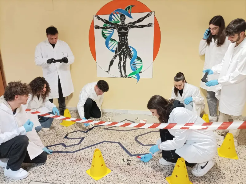 Studenti in camice analizzano una scena del crimine nel progetto Chemic@lMinds