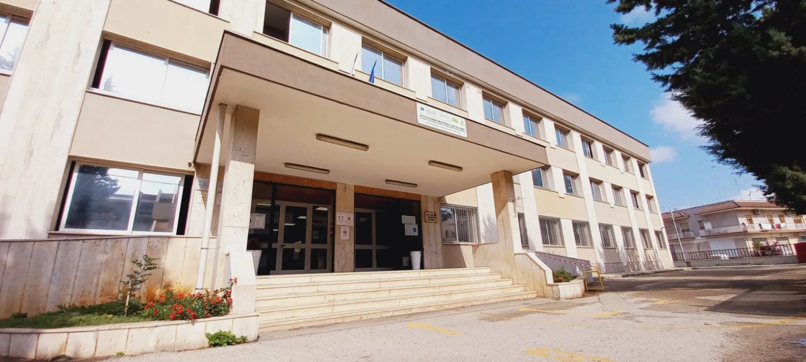 L'ingresso della scuola in via della Resistenza